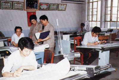 從1984年第一季度到抓管理上登記全面提高企業(yè)素質(zhì)驗(yàn)收前，采取分線檢查、總結(jié)成績(jī)、找出差距、提出措施、限期整改的方法，使各項(xiàng)工作在整頓中鞏固提高，在鞏固提高中進(jìn)行再整頓，再提高。