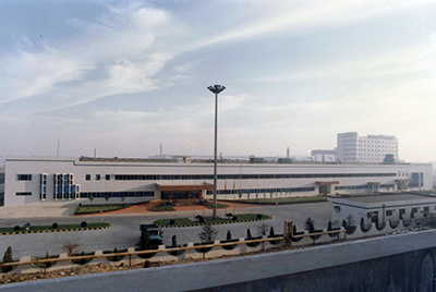 1995年5月30日，山推與日本小松株式會(huì)社合資成立小松山推工程機(jī)械有限公司