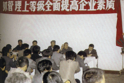 山推總廠的企業(yè)管理，從建廠開(kāi)始就被當(dāng)作一項(xiàng)治廠之本的工作來(lái)抓，管理水平得到不斷提高，逐步由粗放管理轉(zhuǎn)為科學(xué)管理，并積極向現(xiàn)代化管理邁進(jìn)。