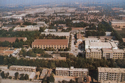 推土機(jī)總廠本部廠區(qū)。山東推土機(jī)總廠建立時(shí)，固定資產(chǎn)原值為2569萬(wàn)元，占地面積為517538平方米，建筑面積為170861平方米。