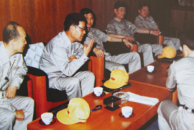 為了學(xué)習(xí)外國(guó)先進(jìn)技術(shù)和管理方法，前往引進(jìn)技術(shù)與設(shè)備的國(guó)家進(jìn)行實(shí)地考察。薛仲光廠長(zhǎng)在日本。