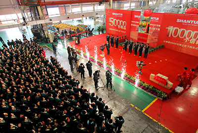 推土機(jī)事業(yè)部總裝工廠隆重舉行推土機(jī)第50000臺(tái)下線慶典儀式。這一激動(dòng)人心的歷史時(shí)刻標(biāo)志著50000臺(tái)不僅僅是一個(gè)數(shù)量的積累，更是山推管理水平、生產(chǎn)規(guī)模、制造技術(shù)、研發(fā)能力、銷售能力等綜合能力的體現(xiàn)，標(biāo)志著山推推土機(jī)產(chǎn)業(yè)整體實(shí)力進(jìn)一步增強(qiáng)，是從量變到質(zhì)變的飛躍。