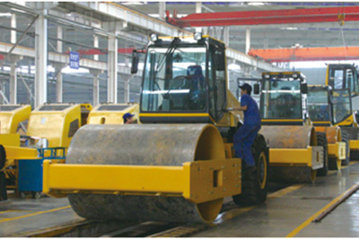 2002年2月，由履帶廠開(kāi)發(fā)研制的YZ18液壓振動(dòng)壓路機(jī)，順利下線。