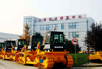 2009年，山推研發(fā)中心被國(guó)家人事部批準(zhǔn)設(shè)立博士后科研工作站，同年召開(kāi)首屆科技創(chuàng)新大會(huì)。