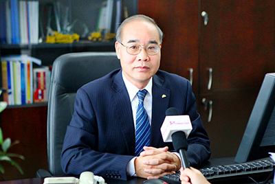 張秀文董事長(zhǎng)在接受中國(guó)山東網(wǎng)專題采訪時(shí)，就公司踐行“厚道魯商”倡樹(shù)行動(dòng)進(jìn)行回答，介紹了山推把“仁義、誠(chéng)信、厚道”的文化精髓融入到生產(chǎn)經(jīng)營(yíng)的全過(guò)程的典型做法和“誠(chéng)敬做產(chǎn)品，誠(chéng)信做企業(yè)”的經(jīng)營(yíng)理念，在工程機(jī)械行業(yè)樹(shù)立起了“厚德堅(jiān)韌”的山東國(guó)企形象
