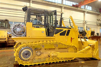 世界上第一臺(tái)燃?xì)庑吐膸酵仆翙C(jī)——SD20-5（LNG）在研究總院新產(chǎn)品試制中心下線。SD20-5（LNG）履帶式推土機(jī)是公司順應(yīng)行業(yè)發(fā)展趨勢(shì)開(kāi)發(fā)的一款節(jié)能、環(huán)保產(chǎn)品，整機(jī)采用天然氣專用發(fā)動(dòng)機(jī)，燃燒后無(wú)積炭，滿足stageIIIA排放，壽命更長(zhǎng)，維修頻率更低。