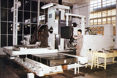 BPN-13B(R4)數(shù)控臥式加工中心。廠房擴(kuò)建加大，設(shè)備填平補(bǔ)齊，增加精、大、稀設(shè)備，新上生產(chǎn)線，提高企業(yè)裝備素質(zhì)，使山推廠成為名副其實(shí)的大馬力推土機(jī)生產(chǎn)廠。