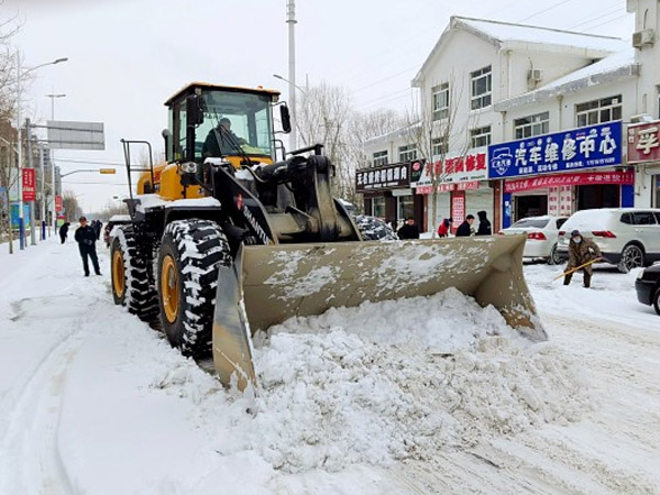 除雪保暢，山推鐵肩道義勇?lián)厝危? /> 
            <div   id=