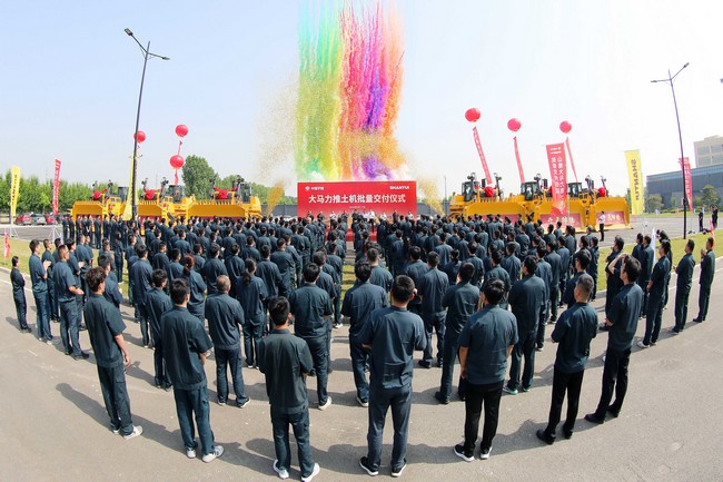 5月17日，山推向中煤平朔集團(tuán)一次性交付六臺(tái)中國(guó)最大馬力推土機(jī)。